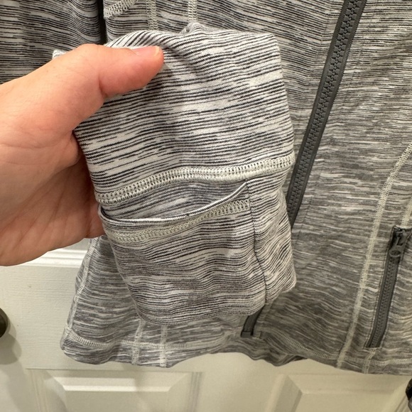 Lululemon Women's Define Heathered Gray Work Out Jacket - Picture 5 of 6
